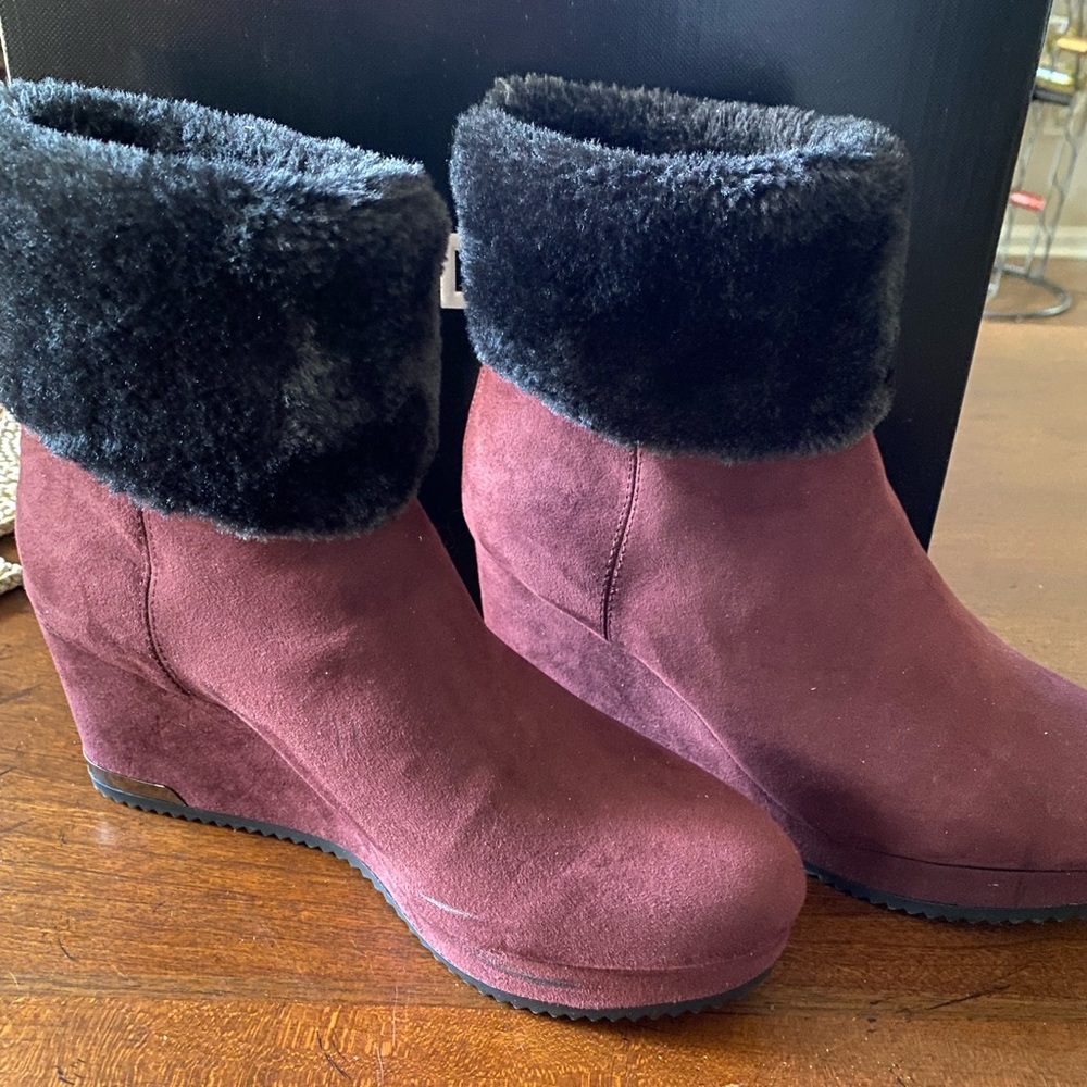 DKNY Women’s Bordix/Black Sz 8 Faux Suede Upper Wedge Bootie Like New Bordix